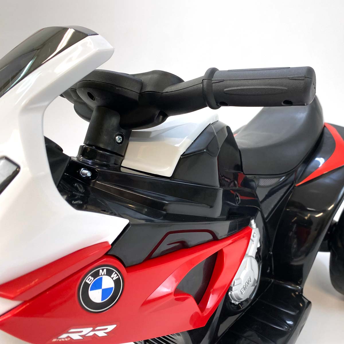 Moto-para-niños-BMW-triciclo-blanca-y-roja-detalle-2