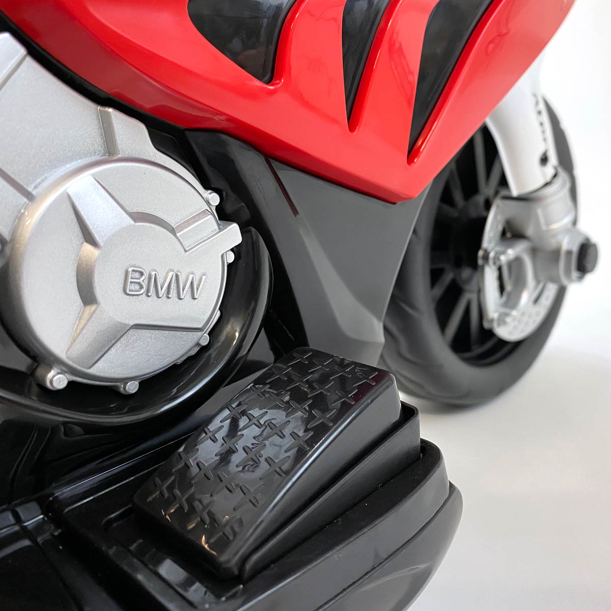 Moto-para-niños-BMW-triciclo-blanca-y-roja-detalle-6