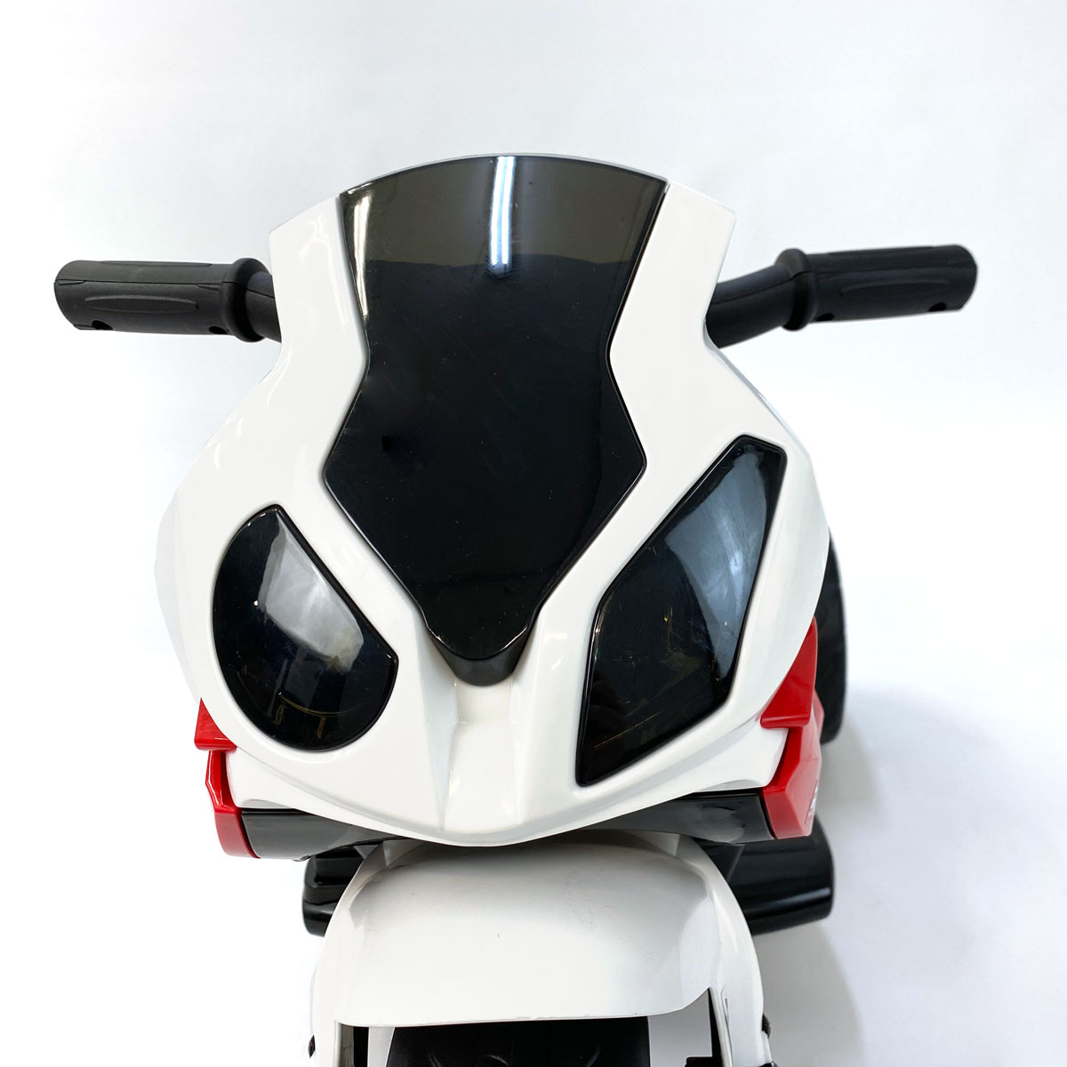 Moto-para-niños-BMW-triciclo-blanca-y-roja-detalle-8