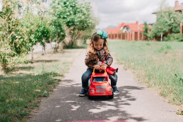 Jugar al aire libre coches para niños