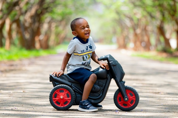 jugar al aire libre motos para niños