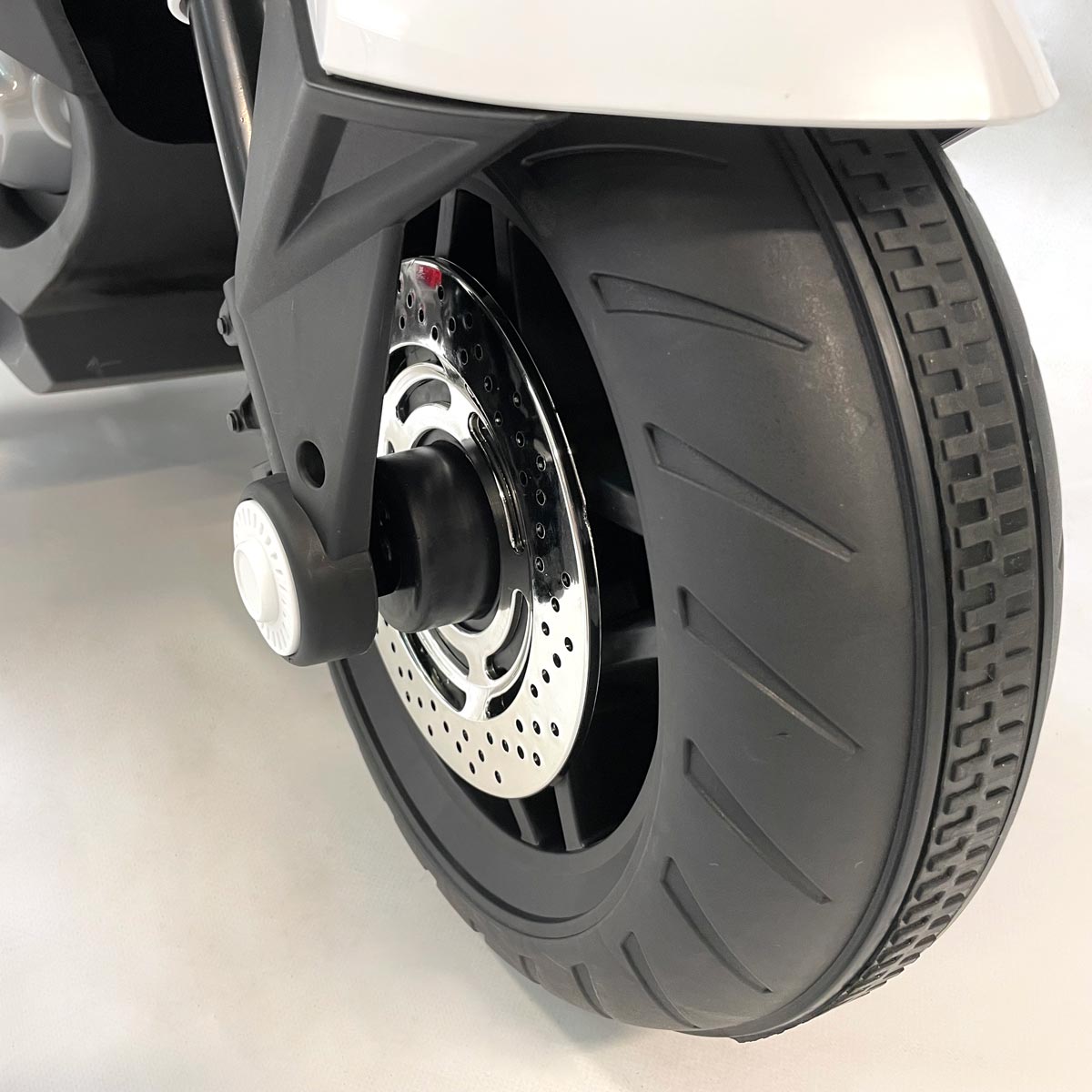 moto-estilo-turismo-blanca-para-niño-y-niña-detalle-3