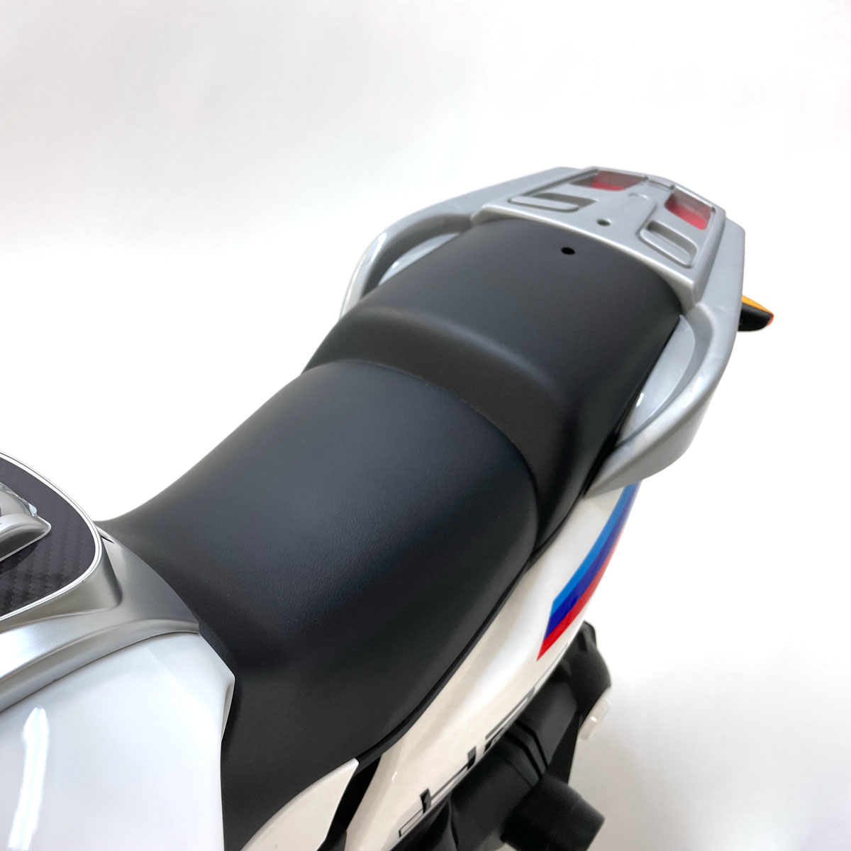 moto-estilo-turismo-blanca-para-niño-y-niña-detalle-5