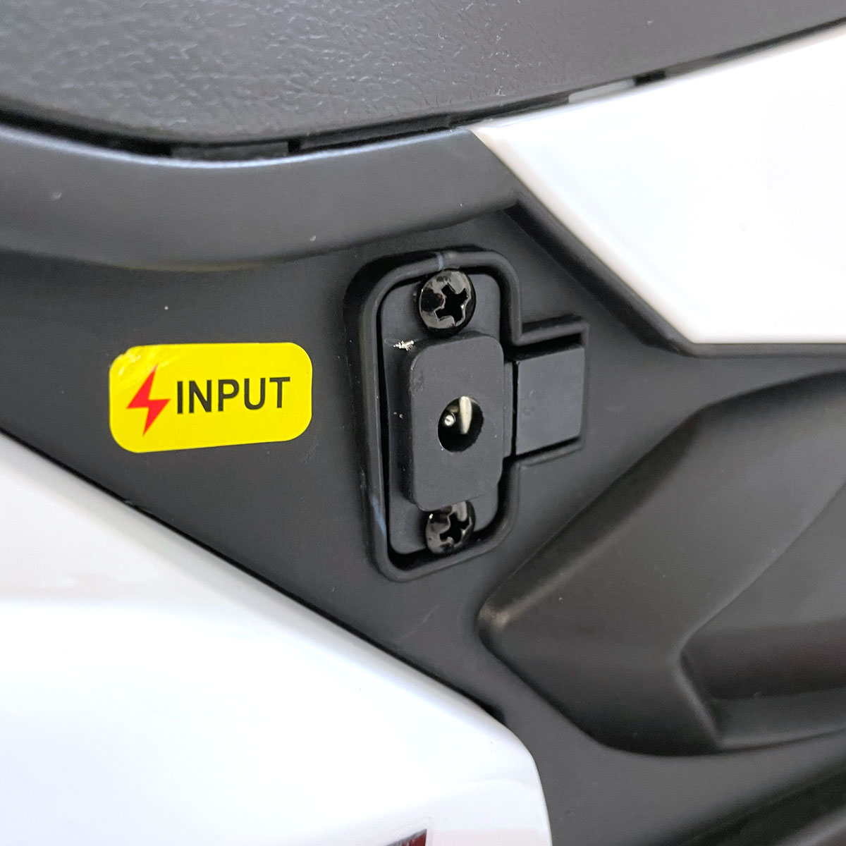 moto-estilo-turismo-blanca-para-niño-y-niña-detalle-7